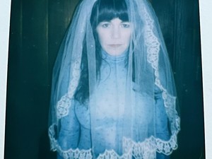 Masih Single, Penyanyi Ini Rayakan Ulang Tahun ke-50 Menikah dengan Anjing