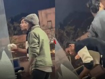 Kacau! Penjual Roti Kaki Lima Ini Ketahuan Ludahi Adonan