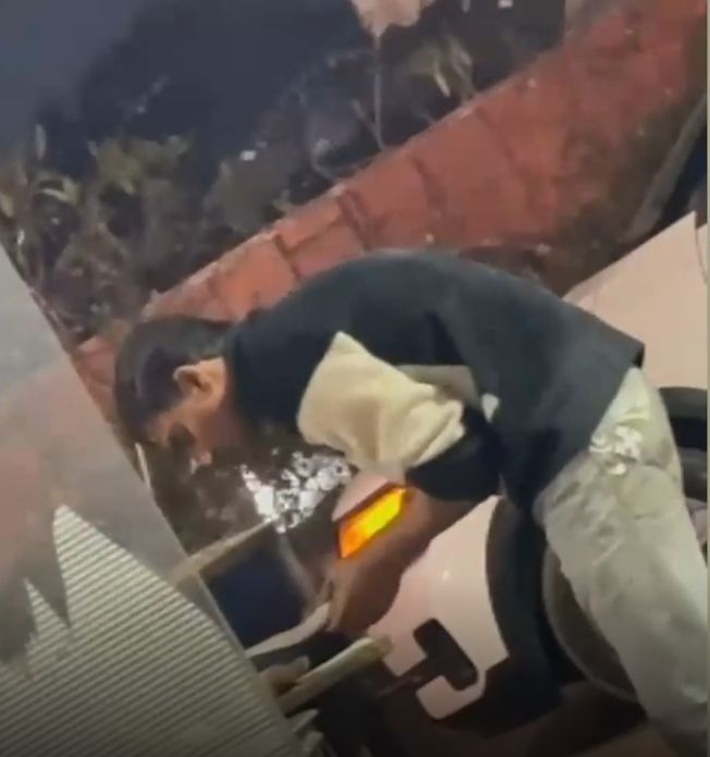 Kacau! Penjual Roti Kaki Lima Ini Ketahuan Ludahi Adonan Kacau! Penjual Roti Kaki Lima Ini Ketahuan Ludahi Adonan