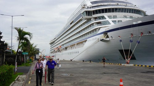Kapal pesiar Viking Orion bersandar di Pelabuhan Benoa, Denpasar, Bali, Selasa (13/1/2026). (Ni Made Lastri Karsiani Putri/detikBali)