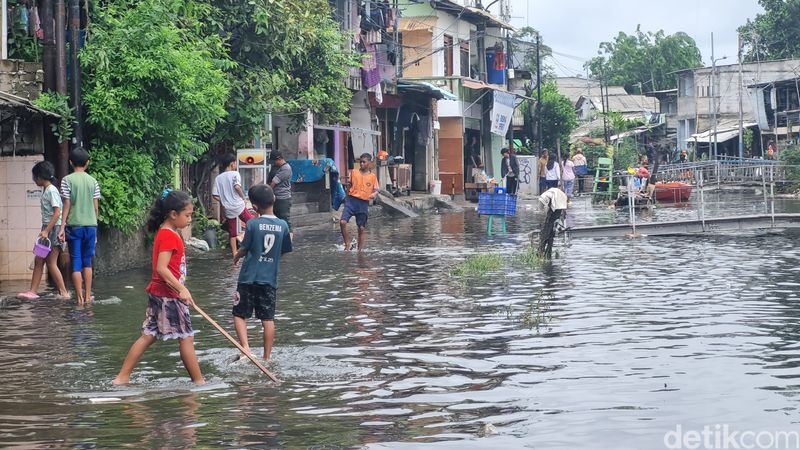 Kawasan Pegangsaan Dua, Jakut, masih terendam banjir, Selasa (13/1) siang.