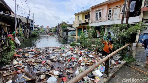 Kawasan Pegangsaan Dua, Jakut, masih terendam banjir, Selasa (13/1) siang.