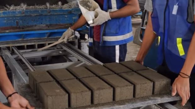 Kegiatan narapidana di bengkel paving block FABA, Lapas Tangerang, Banten.