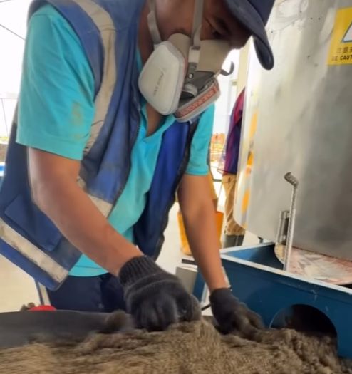 Kegiatan narapidana di bengkel paving block FABA, Lapas Tangerang, Banten.