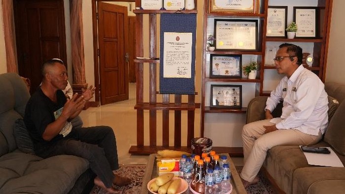 Kepala BP3MI Jawa Barat, Singgih Hermawan berbincang dengan orang tua Sugianto, Senin (12/1/2026).