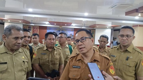 Kepala Dinas PUPR NTT, Benyamin Nahak, saat ditemui wartawan seusai rapat kerja jasa konstruksi di Aula Fernandez, Kantor Gubernur NTT, Selasa (13/1/2026). (Simon Selly/detikBali)