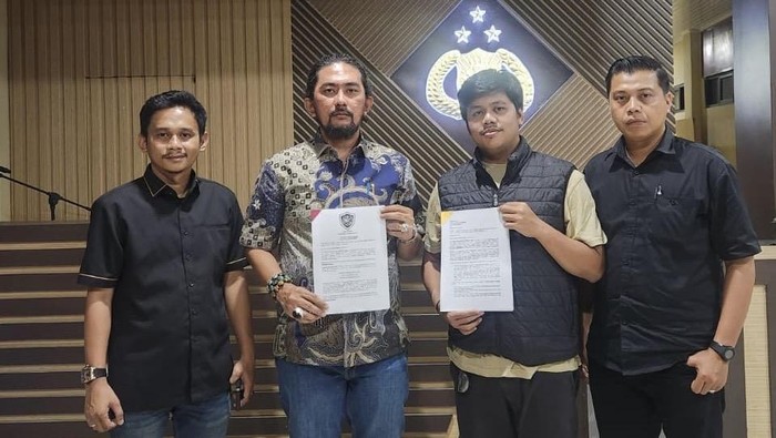 Ketua DPRD Kabupaten Soppeng Andi Muhammad Farid didampingi 3 kuasa hukumnya melaporkan balik Kabid BKPSDM, Rusman.
