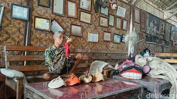 Ki Warsad dan Sanggar Jaka Baru Penjaga Warisan Wayang Cepak Ki Warsad dan Sanggar Jaka Baru Penjaga Warisan Wayang Cepak