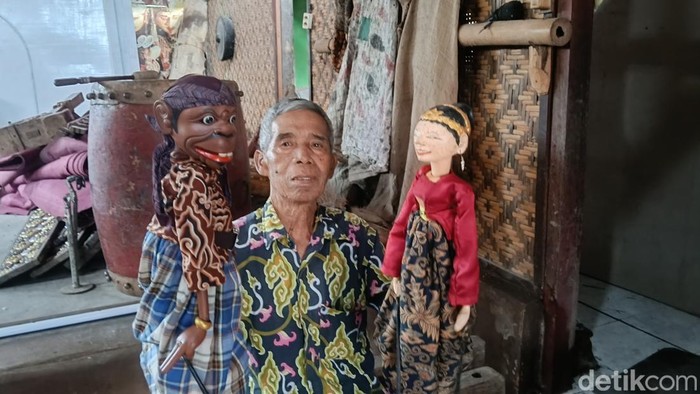 Ki Warsad dan Sanggar Jaka Baru Penjaga Warisan Wayang Cepak