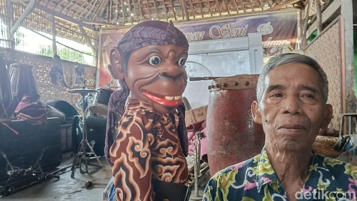 Ki Warsad saat bercerita tentang suka dukanya melestarikan wayang cepak.