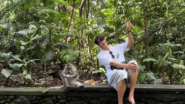 Foto Liburan Kim Jae Won, Asyik Santuy di Bali
