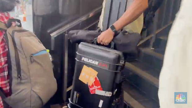 Komisi Pemberantasan Korupsi (KPK) telah menggeledah kantor pusat Direktorat Jenderal Pajak (DJP) Kementerian Keuangan di Jalan Gatot Subroto Jakarta Selatan, pada siang ini, Selasa (13/1/2026). (CNBC Indonesia/Zahwa Madjid)