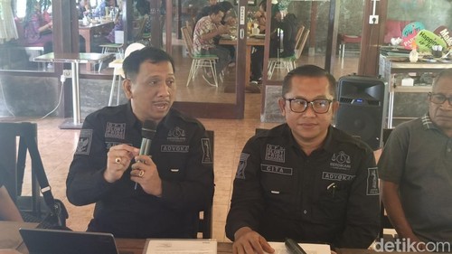 Koordinator Tim Advokat I Made Daging, Gede Pasek Suardika (kiri) saat konferensi pers di Denpasar, Bali pada Selasa (13/1/2026).