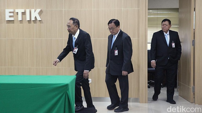 KPK memberi sanksi berat kepada auditor yang juga istri salah satu tersangka kasus pemerasan sertifikasi K3, tegaskan zero-tolerance terhadap konflik kepentingan.