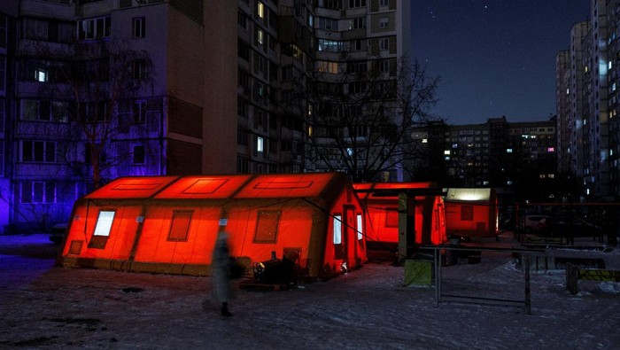 A resident walks along a dark street during a power blackout after critical civil infrastructure was hit by recent Russian missile and drone strikes, amid Russia's attack on Ukraine, in Kyiv, Ukraine, January 12, 2026. REUTERS/Valentyn Ogirenko     TPX IMAGES OF THE DAY