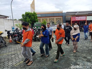 Tangis Keluarga Pecah saat Briptu Rizka Cs Diserahkan ke Jaksa