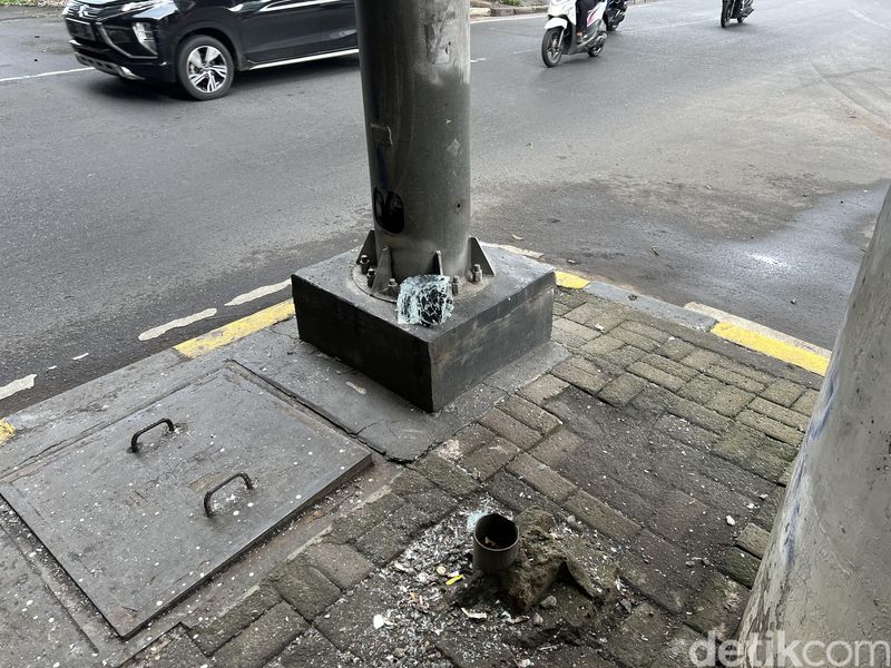 Lokasi kecelakaan bus Transjarta menabrak tiang listrik di Tanjung Barat, Jaksel