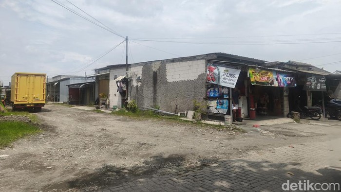 Lokasi mobil diduga digunakan untuk mesum di Jalan Taman Tlogomulyo Gang IV, Kecamatan Pedurungan, Kota Semarang. Foto diambil pada Selasa (13/1/2026).