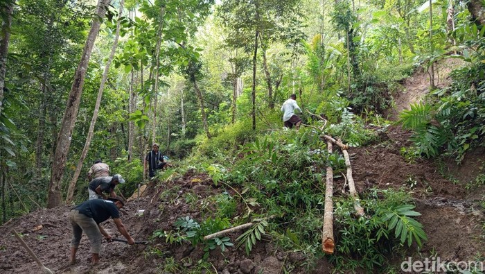 Longsor di Perbukitan Menoreh Borobudur, Akses Jalan Antardesa Terputus