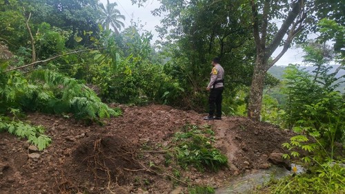 Longsor di ruas jalan Watu Cie-Deno, Manggarai Timur, NTT, Minggu (11/1/2026) (Dok. Polsek Borong)