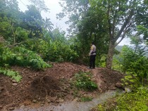 Longsor Tutup Jalan Kabupaten di Manggarai Timur, Lalin Lumpuh-Listrik Padam