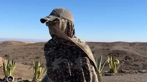 Gaya santai pakai hijab, topi, dan tas mahal? Mahalini tetap kelihatan fashion icon. Foto: Instagram Mahalini