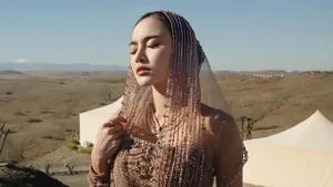 Di gurun pun Mahalini tetap tampil artsy dengan sentuhan bohemian Timur Tengah. Foto: Instagram Mahalini