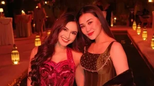 Gaun merah fuchsia berkilau bikin penampilan Mahalini auto jadi pusat perhatian. Foto: Instagram Mahalini