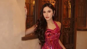 Gaun merah fuchsia berkilau bikin penampilan Mahalini auto jadi pusat perhatian. Foto: Instagram Mahalini