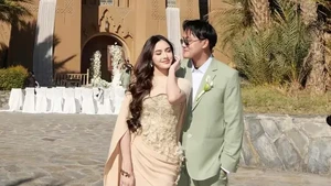 Bareng Rizky Febian, pasangan ini kelihatan bak royal couple di negeri eksotis. Foto: Instagram Mahalini