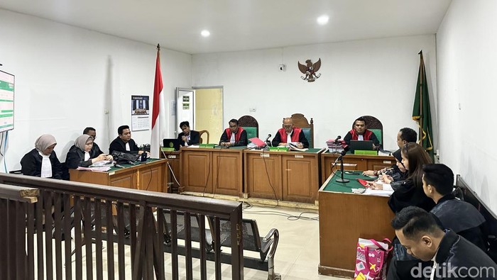 Majelis Hakim saat membacakan putusan menolak eksepsi terdakwa Haji Sutar kasus dugaan TPPU narkoba