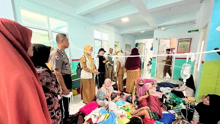 Sebanyak 50 orang diduga keracunan usai menyantap menu makan bergizi gratis (MBG) di Kabupaten Majene, Sulawesi Barat (Sulbar).