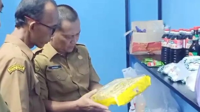 Dinas Kesehatan (Dinkes) Kabupaten Pekalongan, pihak SDN 01 Kedungwuni, dan SPPG saat memeriksa bahan baku untuk MBG di dapur, usai belasan murid diduga keracunan, Selasa (13/1/2026).