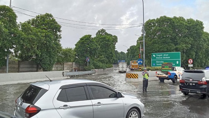 Masih Ada Genangan di Tol Sedyatmo Arah Soetta Pagi Ini, Lalin Melambat
