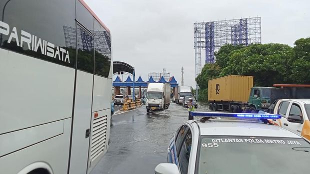 Masih ada genangan air di Tol Sedyatmo arah Bandara Soekanro-Hatta, Selasa (13/1/2026) pagi ini.