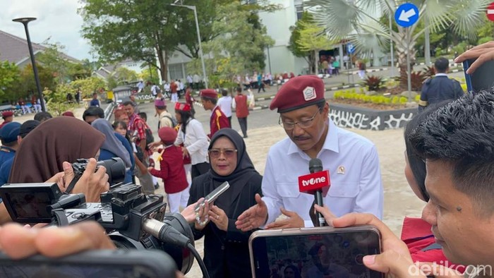 Mensos Saifullah Yusuf atau Gus Ipul di peresmian 166 Sekolah Rakyat di Banjarbaru.