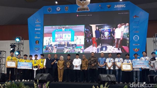 Menteri Desa dan Pembangunan Daerah Tertinggal (Mendes PDT), Yandri Susanto, di lomba e-sport di Balai Sidang Mahesa, Boyolali, Selasa (13/1/2026). Menteri Desa dan Pembangunan Daerah Tertinggal (Mendes PDT), Yandri Susanto, di lomba e-sport di Balai Sidang Mahesa, Boyolali, Selasa (13/1/2026).