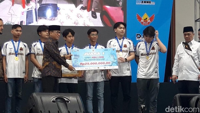 Menteri Desa dan Pembangunan Daerah Tertinggal (Mendes PDT), Yandri Susanto, di lomba e-sport di Balai Sidang Mahesa, Boyolali, Selasa (13/1/2026).