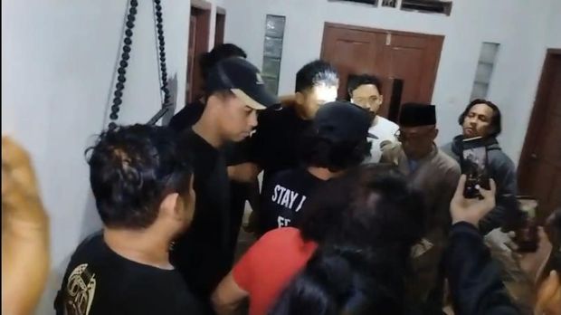 Momen suami siri pembunuh terapis wanita di Bekasi ditangkap depan orang tua (dok.istimewa)