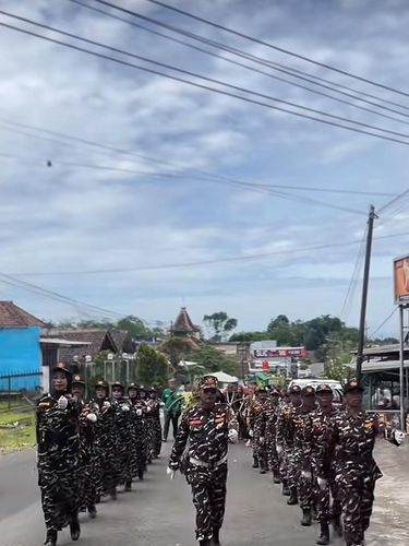 Suasana pernikahan ini mendadak jadi sorotan warganet di media sosial karena ada iringan pasukan banser yang melakukan prosesi upacara, kirab pengantin hinga berjoget bersama. Unggahan momen pernikahan di Malang, Jawa Timur ini mendadak viral.