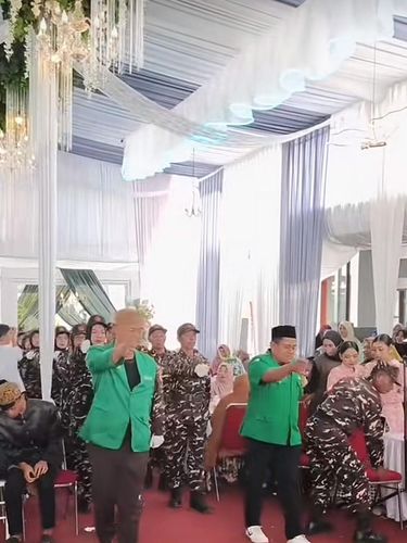Suasana pernikahan ini mendadak jadi sorotan warganet di media sosial karena ada iringan pasukan banser yang melakukan prosesi upacara, kirab pengantin hinga berjoget bersama. Unggahan momen pernikahan di Malang, Jawa Timur ini mendadak viral.