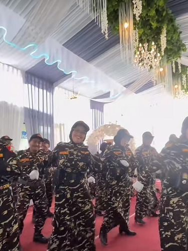 Suasana pernikahan ini mendadak jadi sorotan warganet di media sosial karena ada iringan pasukan banser yang melakukan prosesi upacara, kirab pengantin hinga berjoget bersama. Unggahan momen pernikahan di Malang, Jawa Timur ini mendadak viral.