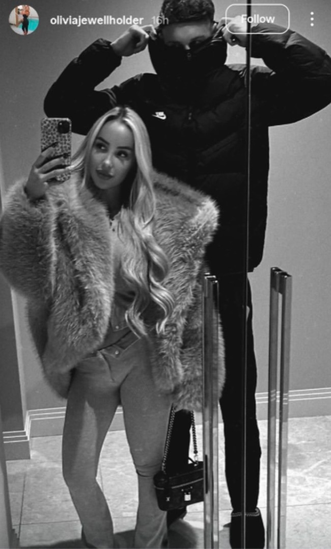 Kebersamaan mereka dipamerkan di Instagram Olivia. Dalam Story, Olivia menangkap ‘mirror selfie’ keduanya selagi Cole menutupi wajah dengan jaket dan kaca mata hitam. Meski masih malu-malu, hal ini menandai kali pertama keduanya mulai terbuka di media sosial. Foto: Instagram @oliviajewellholder