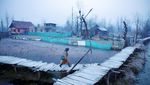 Pagi Berkabut di Danau Dal, Pedagang Kashmir Jaga Tradisi