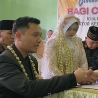 Viral Momen Pengantin Menikah Sederhana di KUA Semarang, Lanjut Makan di Cafe