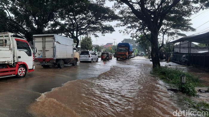 Kondisi genangan banjir di jalan raya Pantura Pati - Rembang, Selasa (13/1/2026).