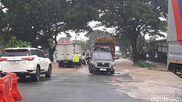 Pati banjir Kondisi genangan banjir di jalan raya Pantura Pati - Rembang, Selasa (13/1/2026).