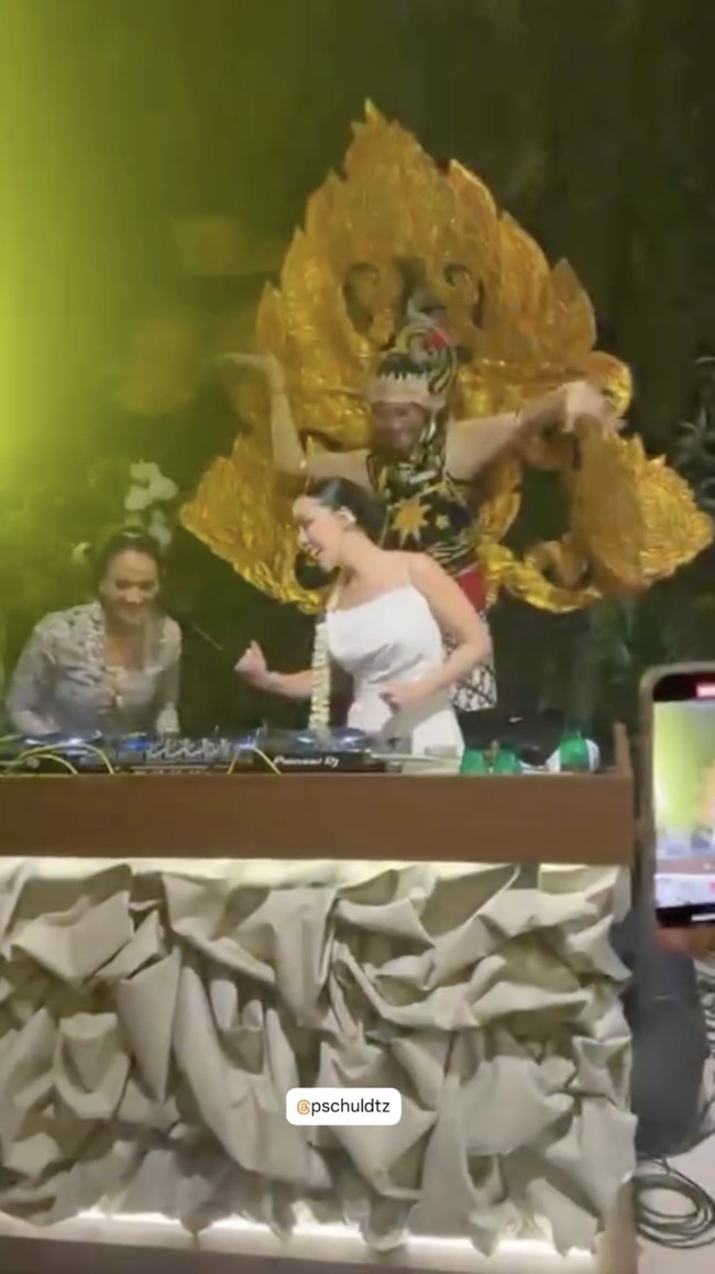 Akad nikah dan resepsi yang berlangsung di kawasan Sentul, Jawa Barat pada Minggu (11/1/2026) dilanjutkan dengan sesi after party. Patricia Schuldtz pun menghidupkan suasana acara tersebut dengan aksi nge-DJ. Foto: dok. Instagram @pschuldtz