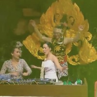 Menantu keluarga Cendana itu semula memakai kebaya hitam. Namun berganti gaun tanpa tali berwarna putih, beraksi dengan turn table. Foto: dok. Instagram @pschuldtz