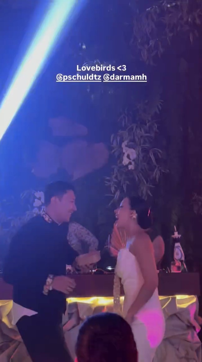 Darma dan Patricia juga berjoget bersama, diiringi lagu Die With a Smile versi koplo, hasil remix rekan DJ sang mempelai wanita. Foto: dok. Instagram @pschuldtz
